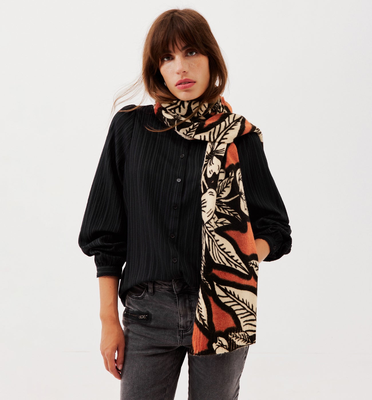 Echarpe fleurie en tricot – Imprimé écru