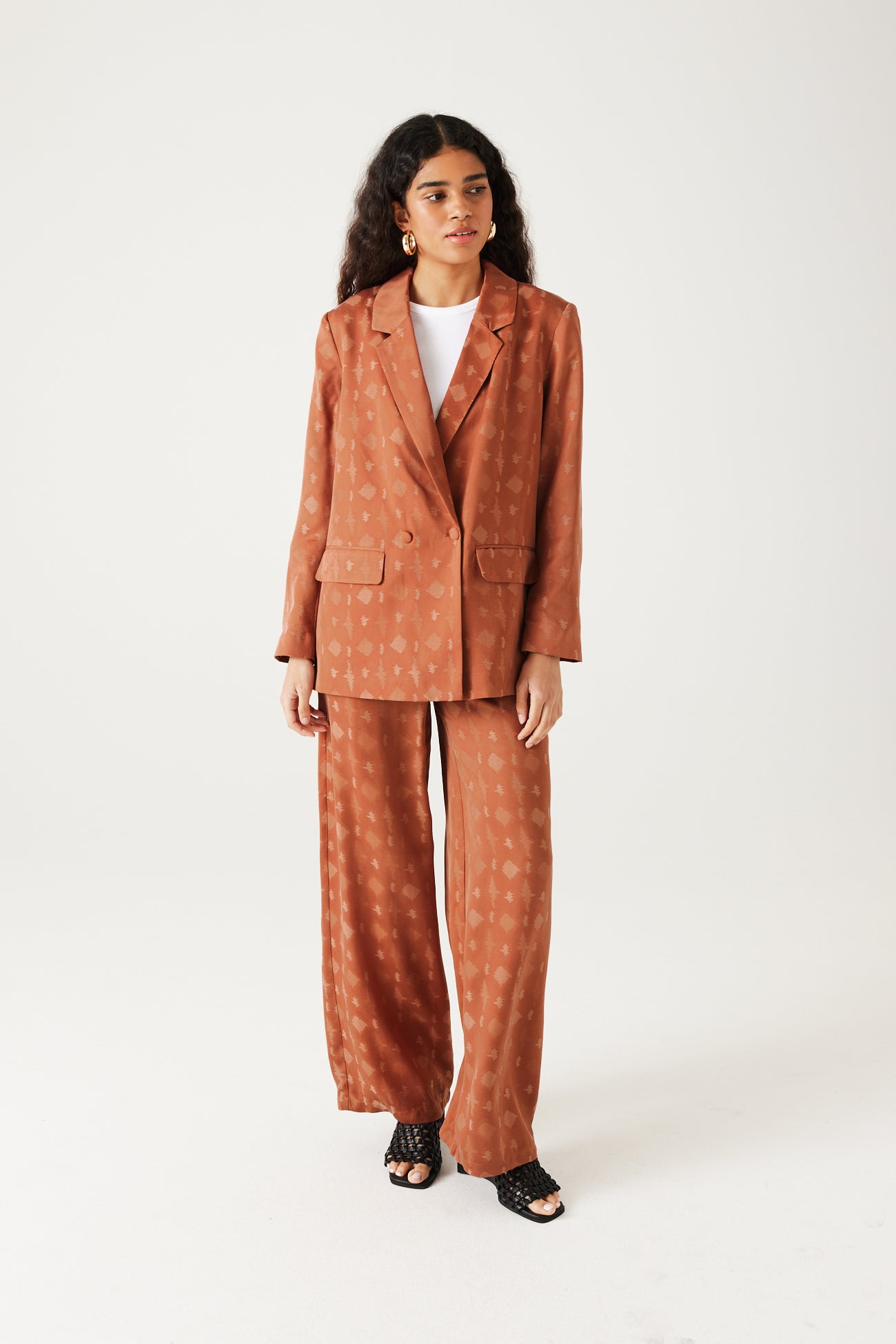 Veste de tailleur en satin - Terre de sienne – Image 2