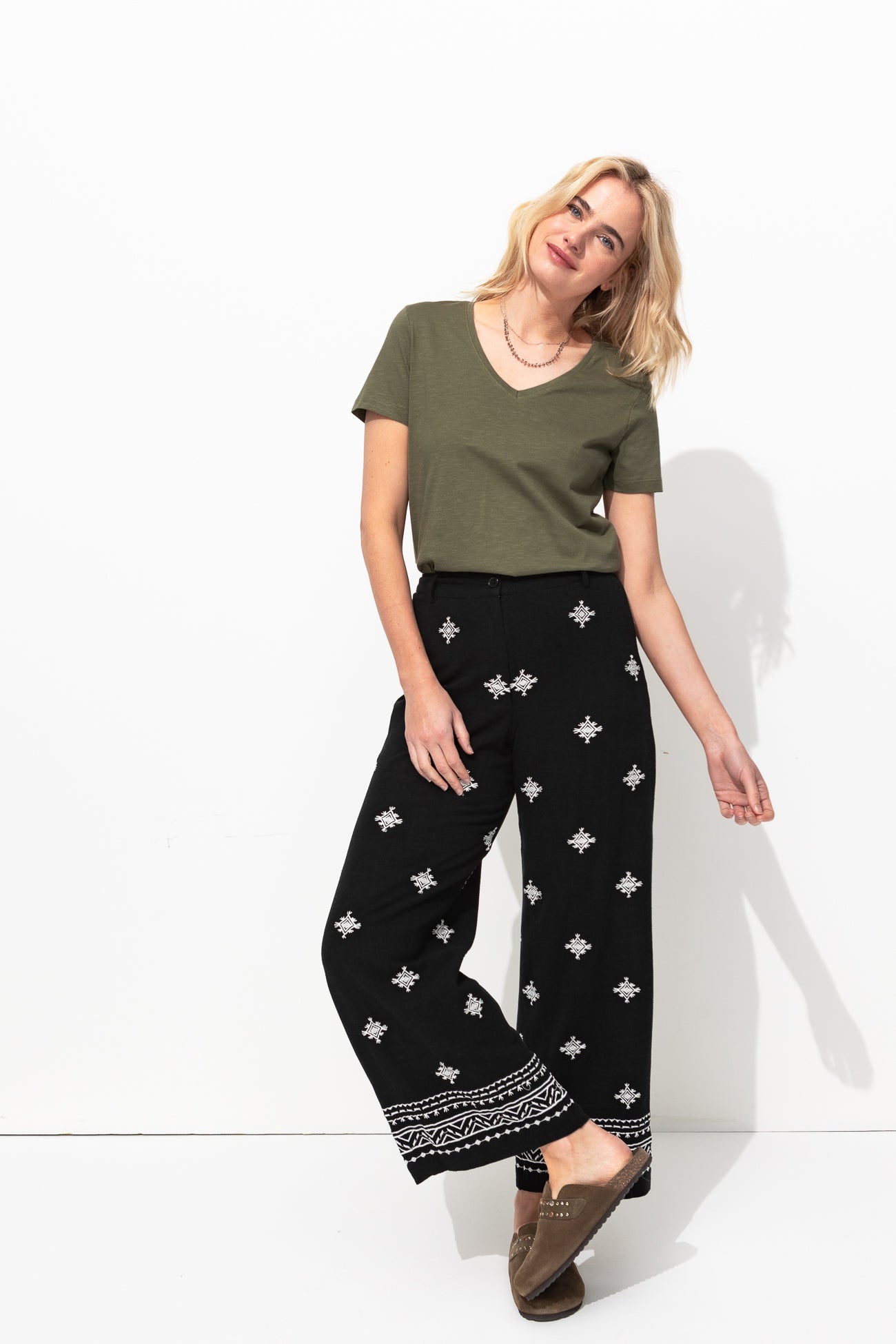 T-shirt col V Femme - Kaki – Image 2