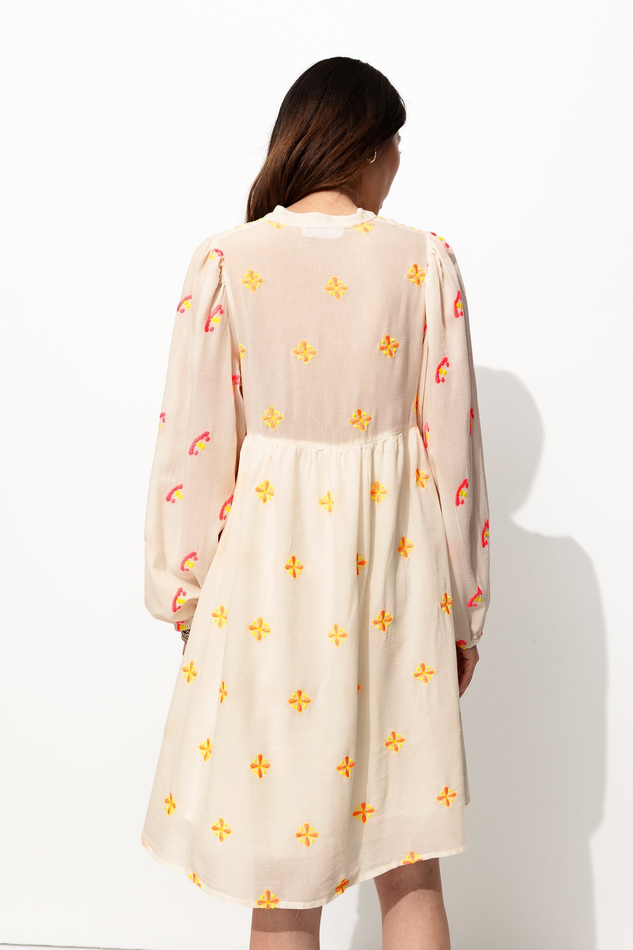 Robe courte brodée Femme - Imprimé écru – Image 3