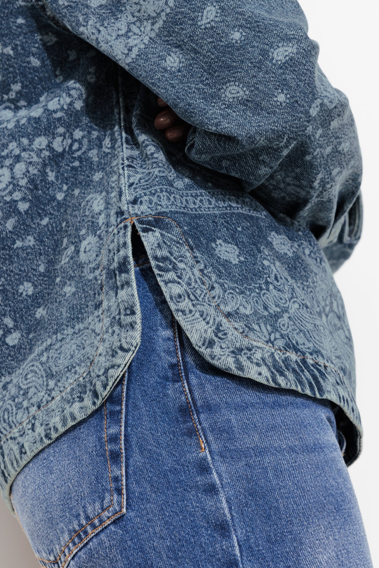 Chemise en jean motif au laser - Jean moyen – Image 4