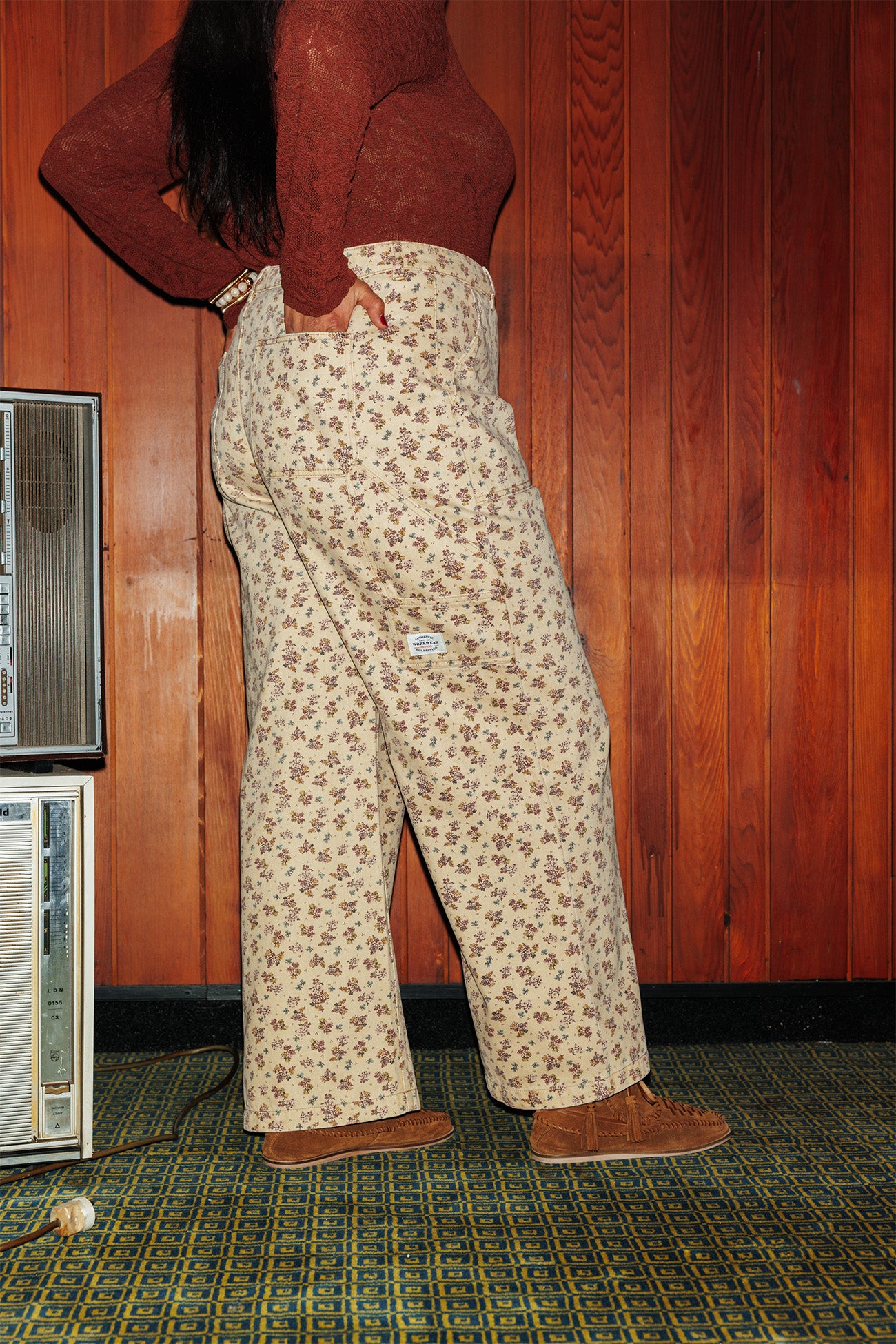 Pantalon charpentier fleuri - Imprimé écru – Image 2