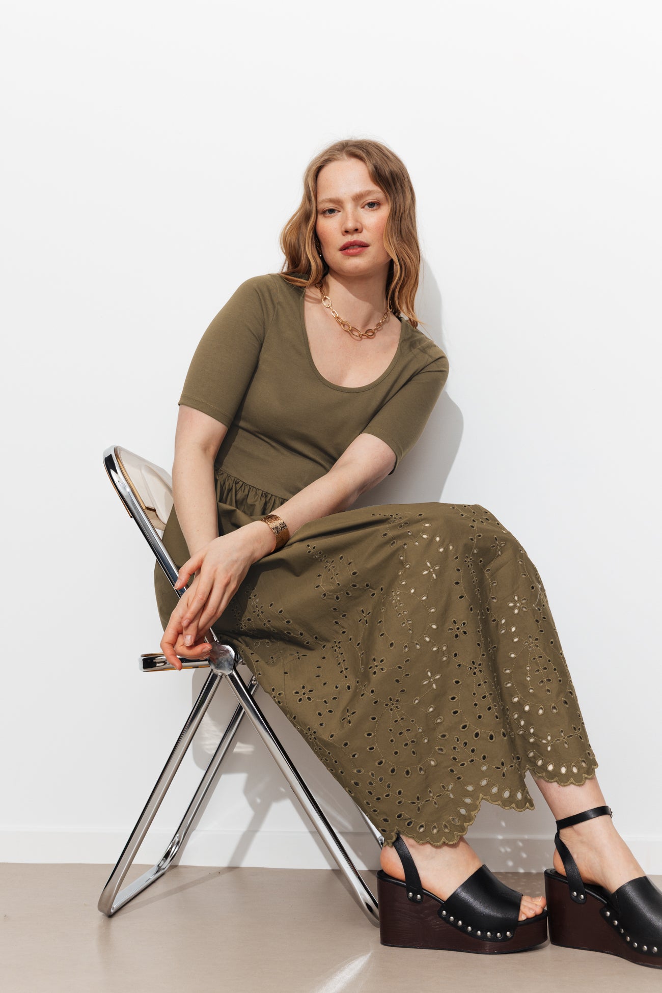 Robe t-shirt broderie anglaise – Vert olive