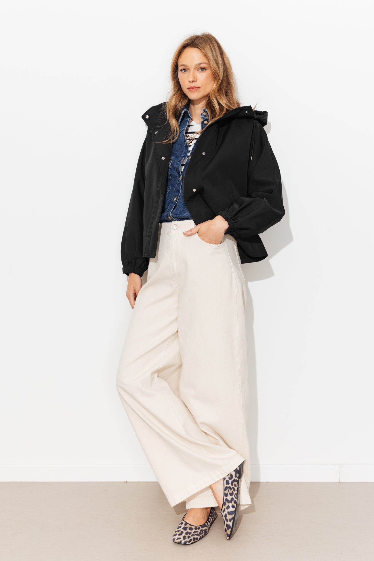 Blouson coupe-vent à capuche - Noir – Image 2