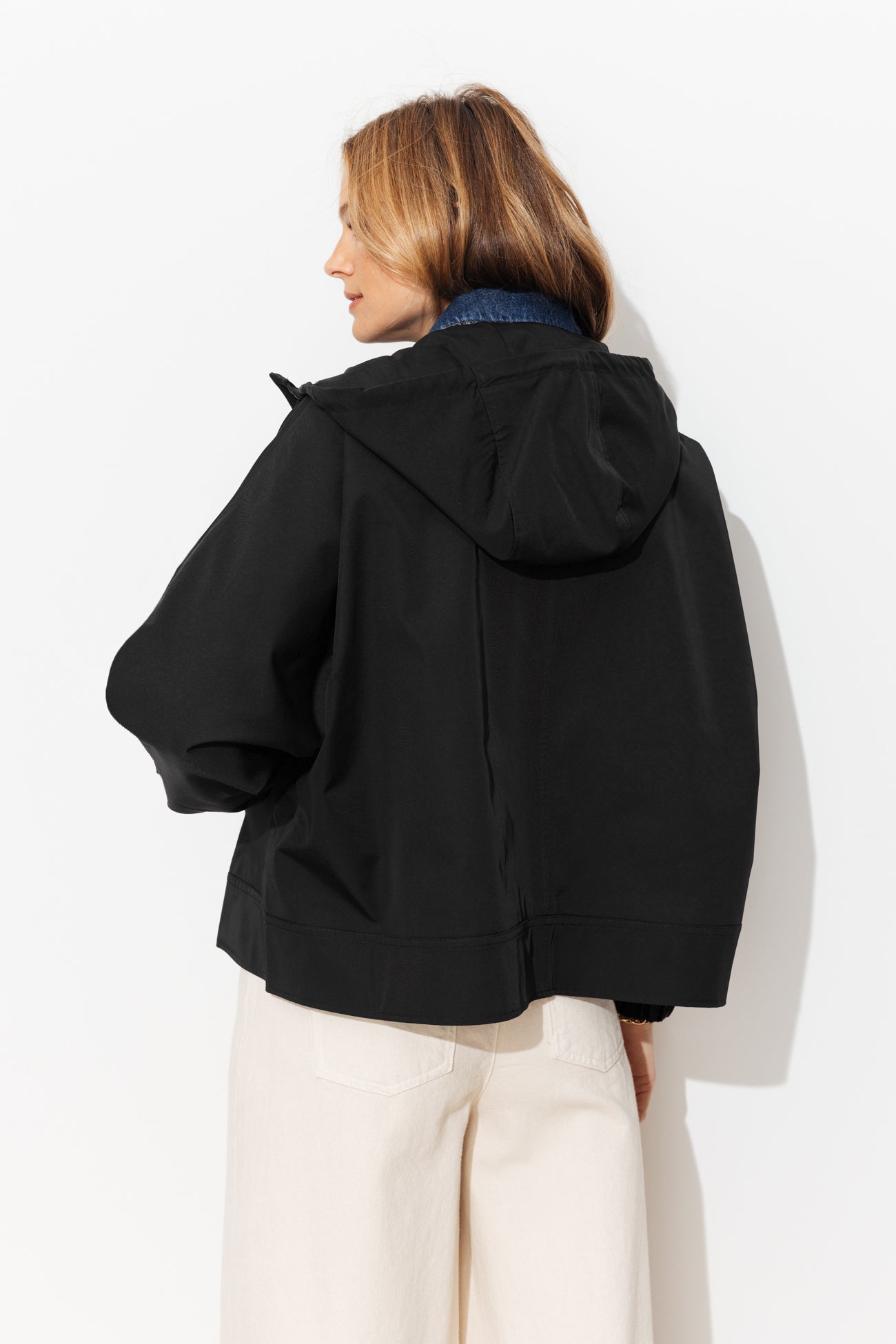 Blouson coupe-vent à capuche - Noir – Image 3