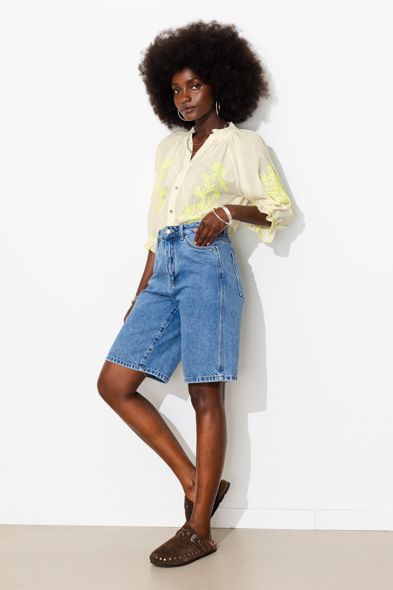 Blouse à broderies fluo Femme - Ecru – Image 2