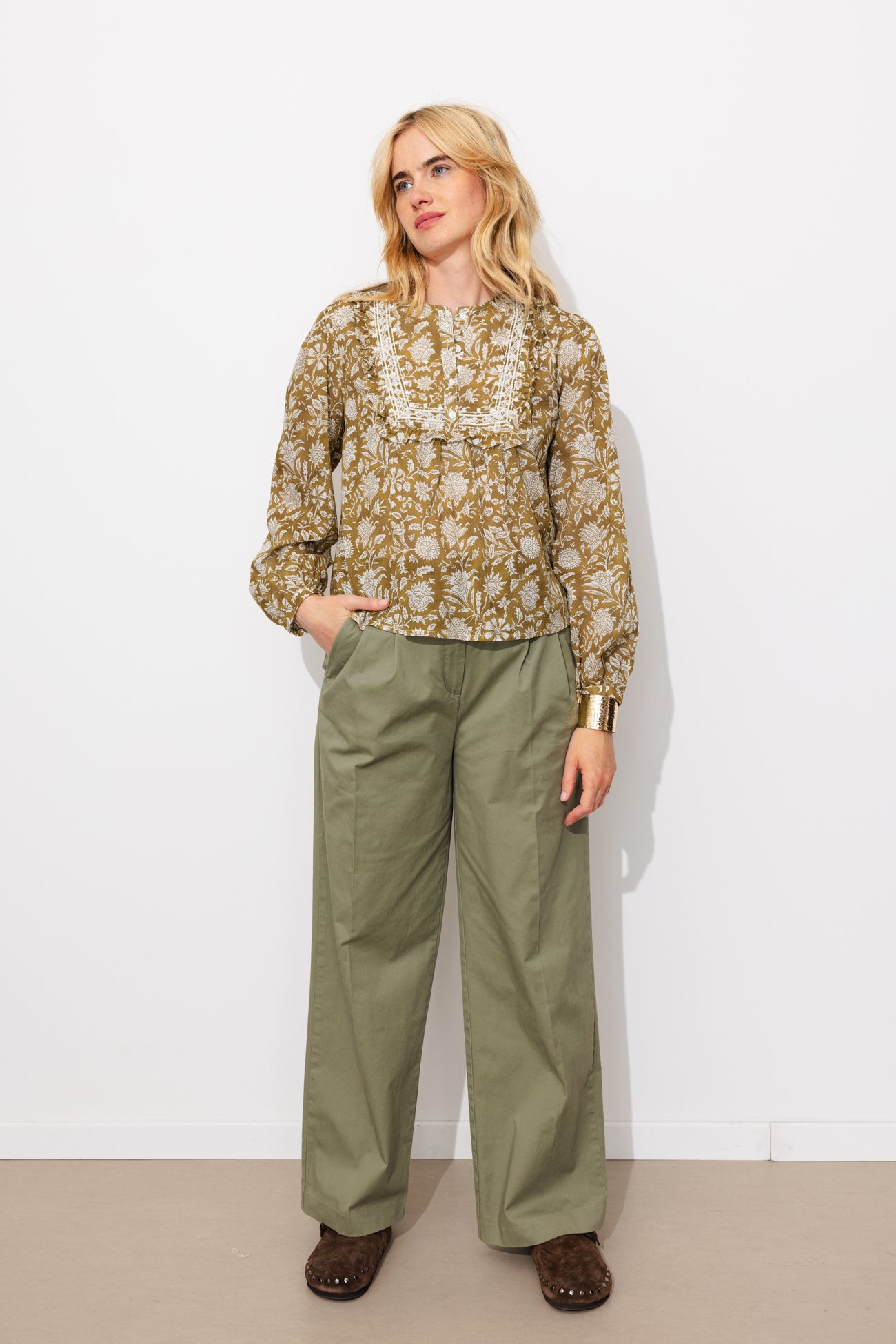 Blouse fleurie à plastron - Imprimé vert – Image 2
