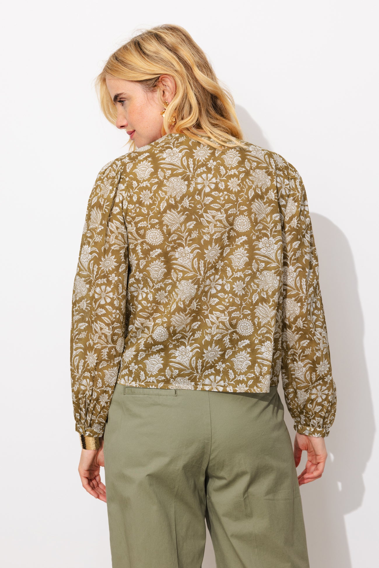 Blouse fleurie à plastron - Imprimé vert – Image 3
