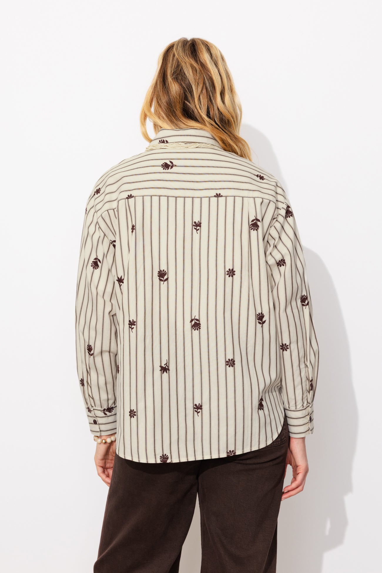 Chemise oversize rayée brodée - Rayé marron – Image 3